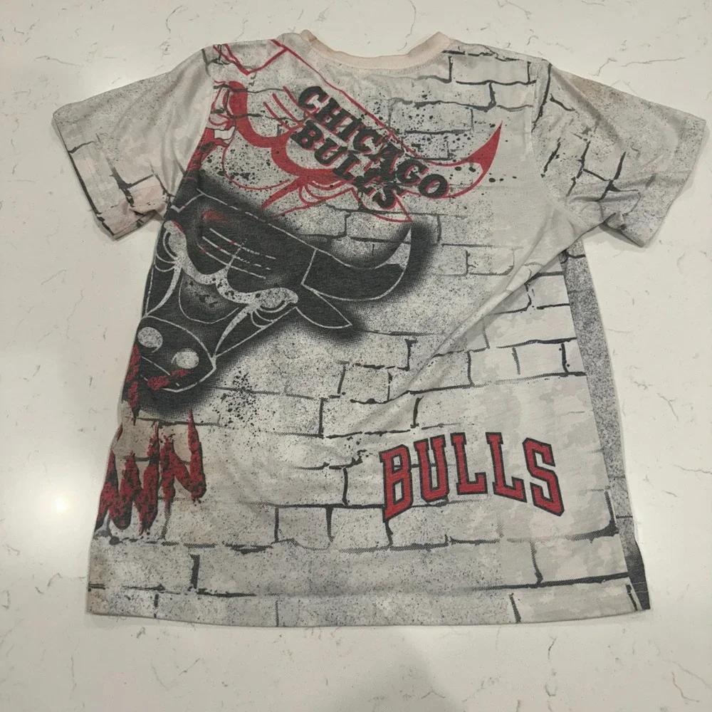NBA Chicago Bulls Kids Spray Paint Graphic Shirt Chi Town White Red Black 10-12